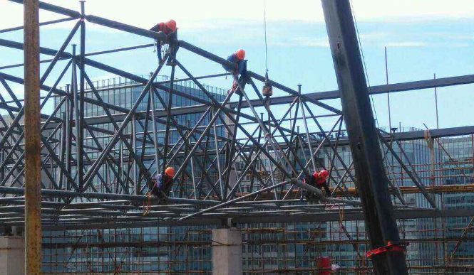 和平論網(wǎng)架裝配施工中搭設(shè)腳手架應(yīng)當(dāng)留神的事故